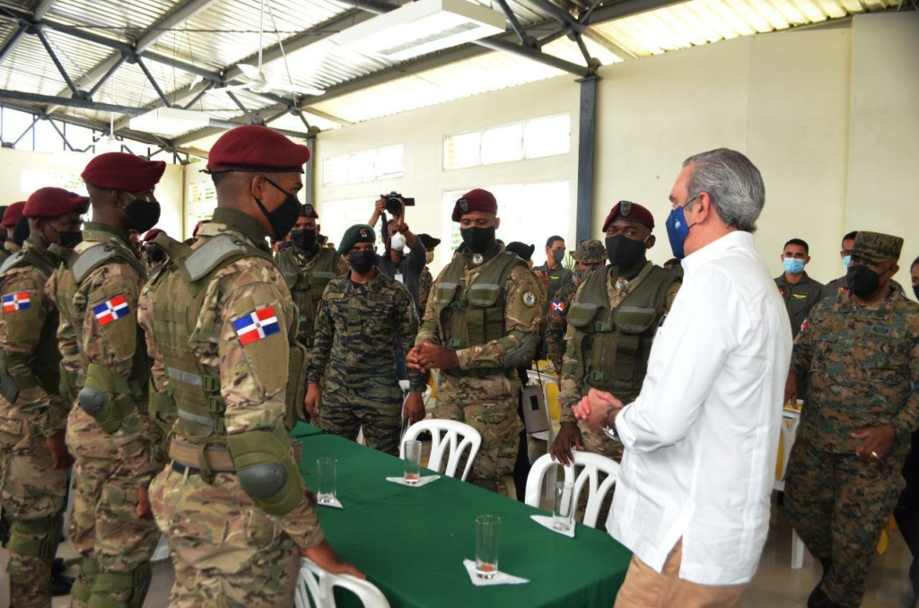 Presidente Luis Abinader realiza visita al Campamento Militar 16 de