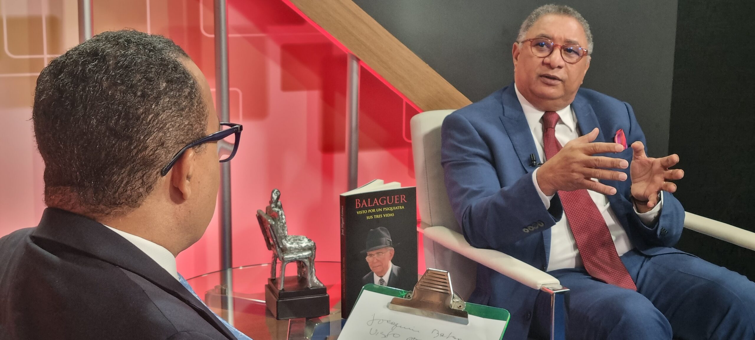 El psiquiatra José Miguel Gómez en la entrevista con Héctor Herrera Cabral.
